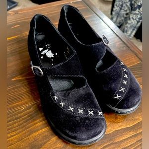DANSKO SHOES Size 39/9 X’s Embroidered